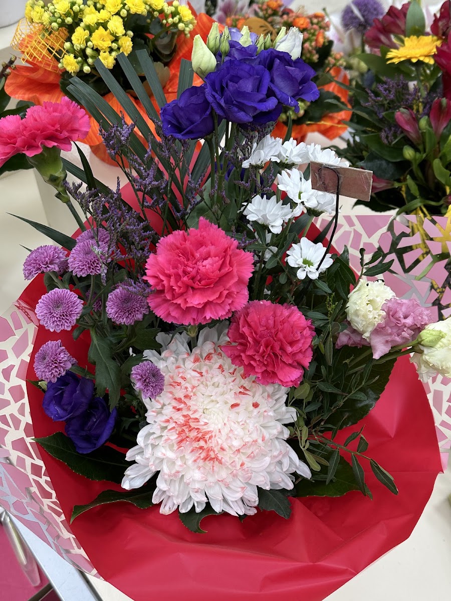 Herbstlicher Strauß mit Nelken und Chrysanthemen