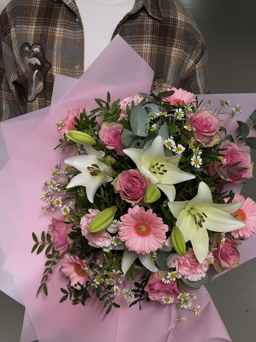 Rosa-weißer Brautstrauß mit Lilien und Rosen