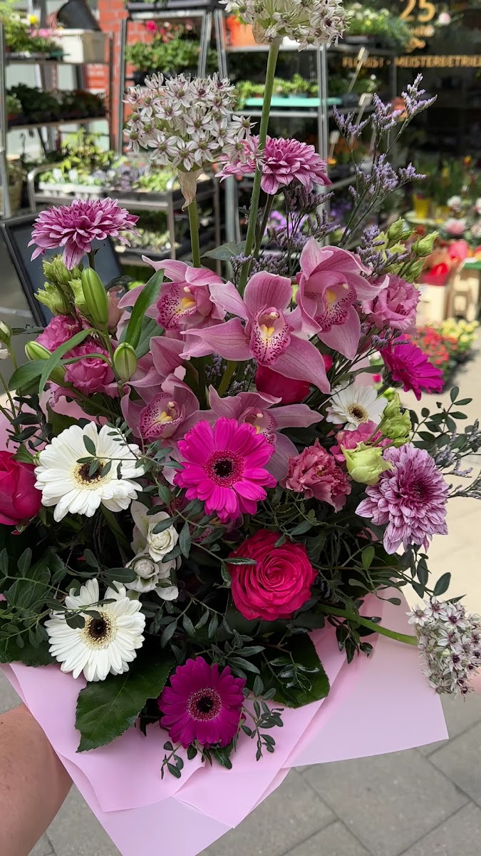 Strauß mit Orchideen und pinker Gerbera